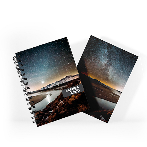 Agenda 2026 tamanho 15x21cm com capa dura em papel empastada com cartão e debrú laminação Prolan, lombada quadrada ou wire-o e miolo pronto